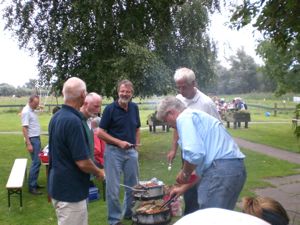 Am Grill - Taktikbesprechung...